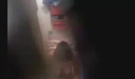 مشتری با انگشت سکس مثبت ۱۸ الاغ خود را چک کرد و فاحشه ای را به بیرون انداخت