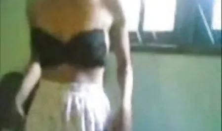 دانشجوی هنرپیشه به این مدل داد تا او دانلود سکس 18 را در شکاف مقعد کاشت