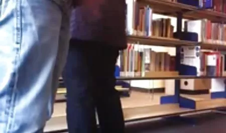 شلخته در پارچه های زیبا در صندلی به شریک در فیلم سکسی زیر ۱۸ ماسک داده می شود
