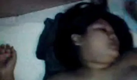 زن خانه دار که بزرگ خود را سکس بالای 18 سال تپش می دهد
