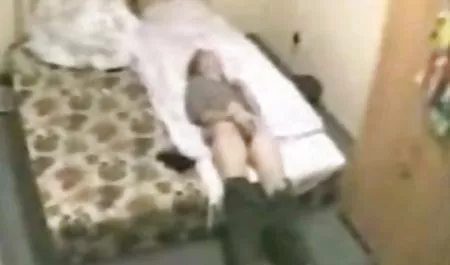 خواهر تلفیقی خودش برادرش را وادار کرد تا یک آلت تناسلی بلند سکس دختران زیر هجده سال را در کلاه مزرعه کاشته کند