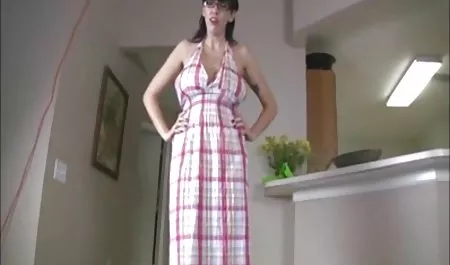 بلوند خانگی به اندازه کافی در اینترنت ۱۸ سکس پورنو می دید و رابطه جنسی می خواست