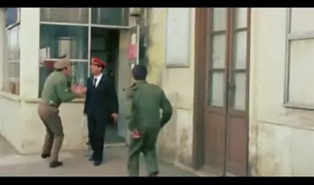 بابا می خوابد و گمان سکس ۱۸ نمی کند که پسر پیرزن جوان خود را زن سیاه پوست کند