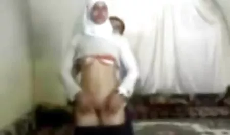شخص پاهای دختر سکس بالای 18 سال بزرگتر بهترین دوست را لیس می زند