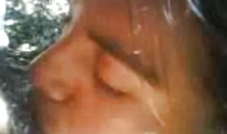 یک دوست دختر برنزه شده را در حمام دعوت کرد و سکس منفی ۱۸ از رابطه جنسی لزبین رنجاند
