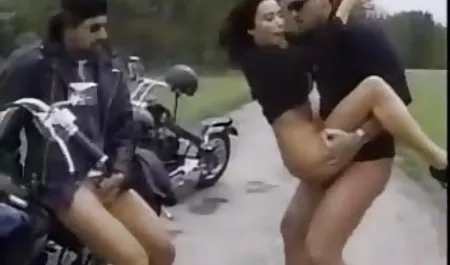 یک مرد گرسنه بدون اینکه کلاه خود را برداشته ، چوب سکی 18 را به سمت دوست دختر شلوغ پرتاب کرد